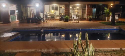 ポサーダスにあるLA CASONA jnの夜の家の前のプール