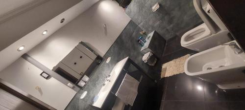 an overhead view of a bathroom with a sink and a toilet at LA CASONA jn in Posadas