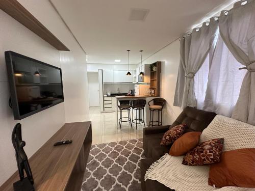 una sala de estar con un sofá y una mesa en Morada Noor, en Pato Branco