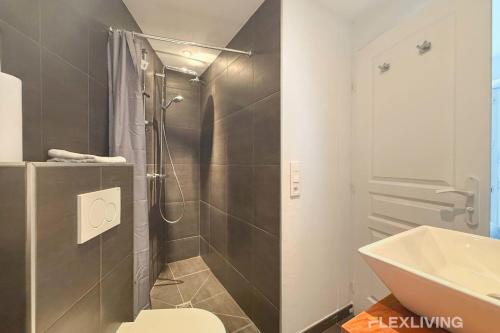une salle de bain avec une douche, des toilettes et un lavabo dans l'établissement Flexliving - One bedroom - Croix Nivert, à Paris