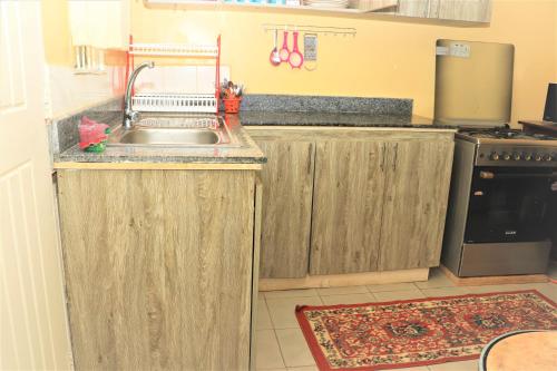 Cucina o angolo cottura di Furaha Masionette apartment Nyayo Estate Nairobi Kenya Nambari ya Simu sufuri saba sufuri moja moja nne tisa sufuri sufuri saba next to JKIA Jomo kenyatta International Airport,Next to SGR Nairobi 3Bedrooms,3 toilets,2bathrooms,Own compound,par