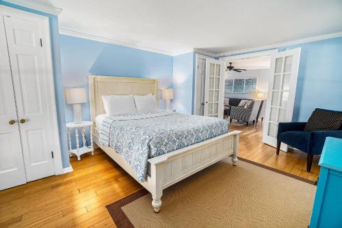a bedroom with a bed and a blue wall at Butlers Quarters in Saugatuck