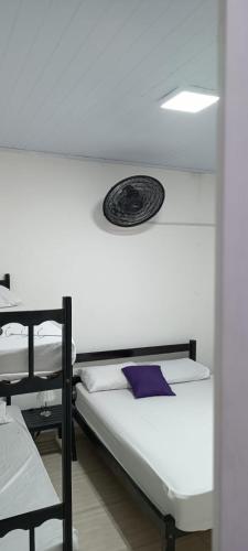 a room with three bunk beds and a ceiling at Tá em Casa Peruíbe in Peruíbe