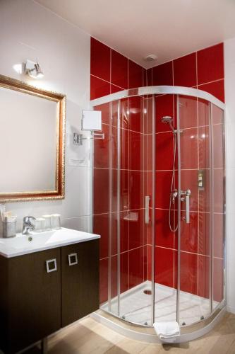 une salle de bain avec douche et lavabo dans l'établissement Logis Hôtel La Brèche - Restaurant Berthelot, à Amboise