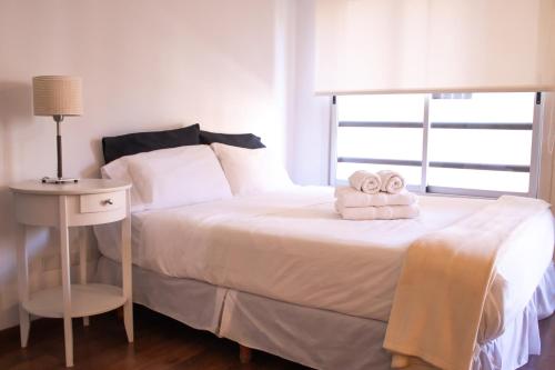 ein Schlafzimmer mit einem Bett, auf dem zwei Handtücher liegen in der Unterkunft Moderno y Selecto! Garage! Excelente ubicación! in Buenos Aires
