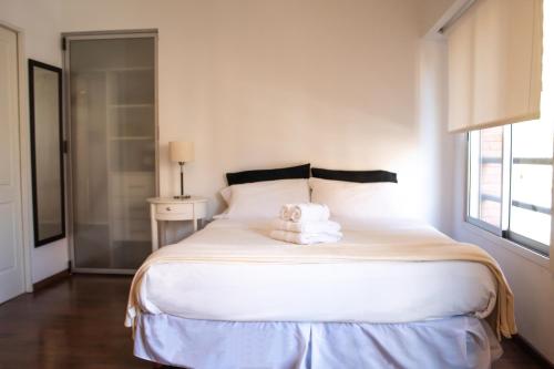 ein Schlafzimmer mit einem Bett, auf dem ein Stofftier liegt in der Unterkunft Moderno y Selecto! Garage! Excelente ubicación! in Buenos Aires