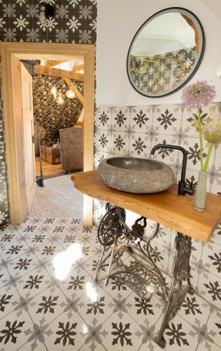 ein Badezimmer mit Waschbecken und Spiegel in der Unterkunft Maison Da Silva in Oberderdingen