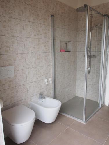 a bathroom with a shower and a toilet and a sink at Casa Del Gatto Relax e Natura tra le Dolomiti in Cles