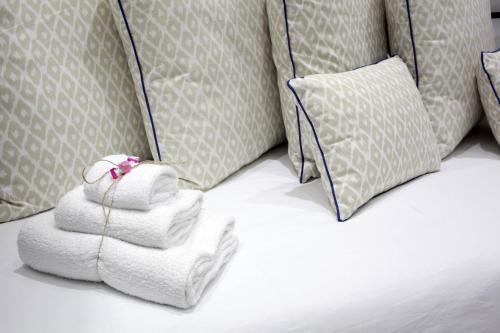 a pile of towels sitting on top of a bed at Affittacamere Arosio in Monza