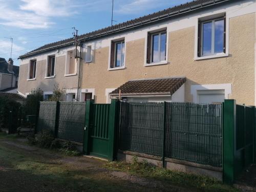 une clôture verte devant une maison dans l'établissement Appart T2 Quartier Beaujardin, à Tours