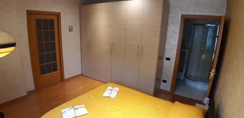 a room with a bed with two towels on it at Alloggio Turistico La Perla dell'Etruria in Sutri