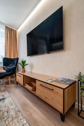 Телевизор и/или развлекательный центр в Apartament Serbańska 1przez2