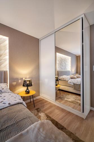 Кровать или кровати в номере Apartament Serbańska 1przez2