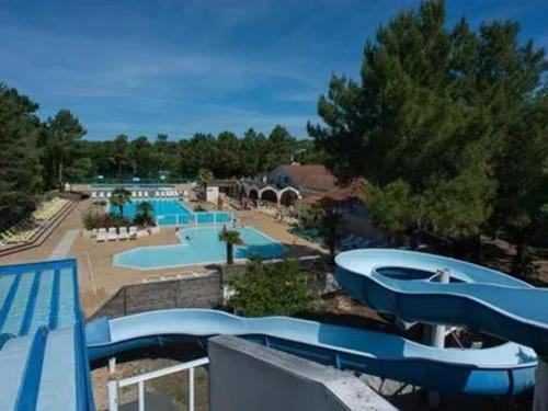 une grande piscine avec un parc aquatique dans l'établissement Bungalow confortable à Saint-Jean-de-Monts - 45 m², à Saint-Jean-de-Monts