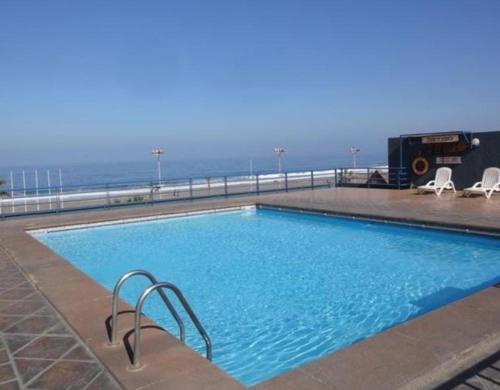 Πισίνα στο ή κοντά στο Departamento frente a playa brava