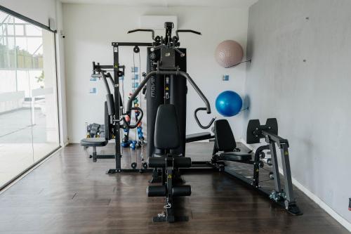 a room with a gym with several tread machines at Hotel Orizzonte Niteroi by Atlantica in Niterói