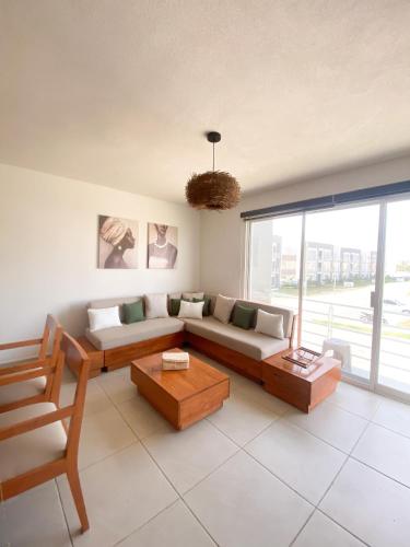 a living room with a couch and a table at Acapulco diamante, club de playa privado, canchas pádel para 8 huéspedes in Acapulco