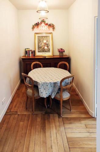 une salle à manger avec une table et deux chaises dans l'établissement Aux pieds du Métro ligne 12, à Aubervilliers