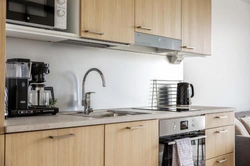 Η κουζίνα ή μικρή κουζίνα στο Come in! "Kakola" Room for 3 in idyllic renovated prison area in Turku centrum!