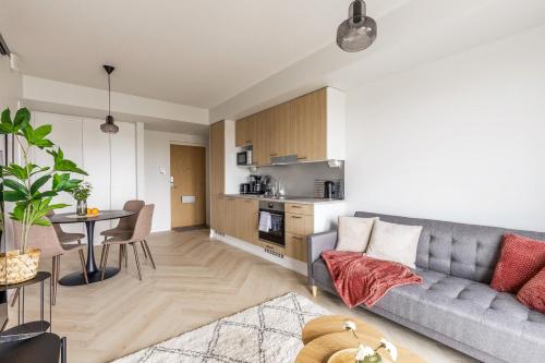 Η κουζίνα ή μικρή κουζίνα στο Come in! "Kakola" Room for 3 in idyllic renovated prison area in Turku centrum!