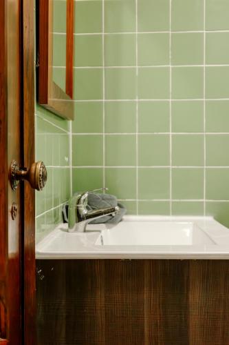 a bathroom with a sink and a mirror at Furnas Yoga Place in Furnas