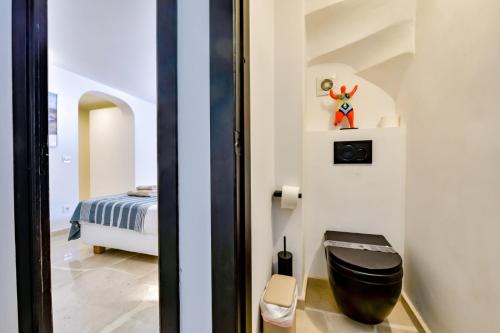 ein kleines Schlafzimmer mit einem Bett und einem Fenster in der Unterkunft VERTIGO- Managed by Almarina in Benissa