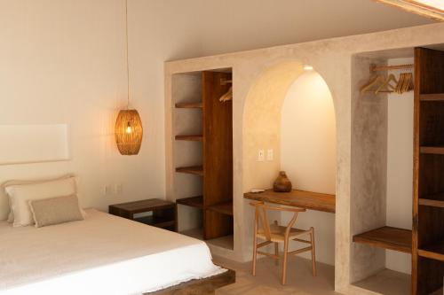 CruzにあるVilla Aria by Preabeach Experienceのベッドと机とテーブルのある寝室