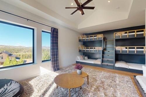 Ένα ή περισσότερα κρεβάτια σε δωμάτιο στο Valley View Retreat | Main House