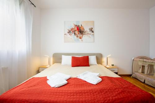 ein Schlafzimmer mit einem Bett mit zwei Handtüchern darauf in der Unterkunft RING - Spacious DeLuxe Apartment, BIG Terrace, Plus FREE Underground Parking in Timişoara