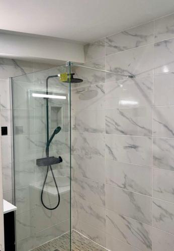 eine Dusche mit Glastür im Badezimmer in der Unterkunft Cosy House Near DisneyLand Paris in Roissy-en-Brie