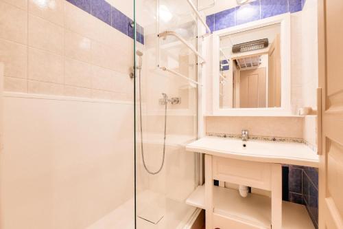 une salle de bain avec un lavabo et une douche dans l'établissement Résidence le Hameau des Issambres - maeva Home - Appartement 2 pièces 4 personnes - Sélection MAE-4601, aux Issambres