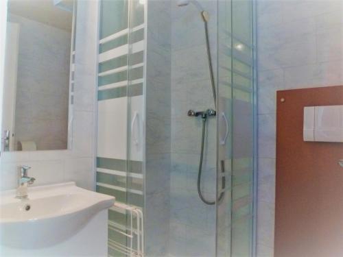 a bathroom with a sink and a glass shower at Résidence Le Palafour - Studio 2 personnes à Tignes au pied des pistes, des commerces proche de l'ESF, de l'office du tourisme dans le quartier du lac. MAE-2159 in Tignes