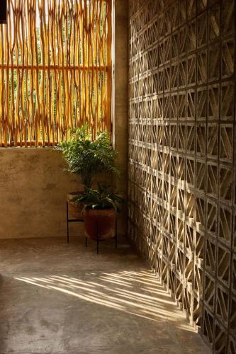 a room with a bench and a wall with a window at Witari Hotel Boutique in San Francisco