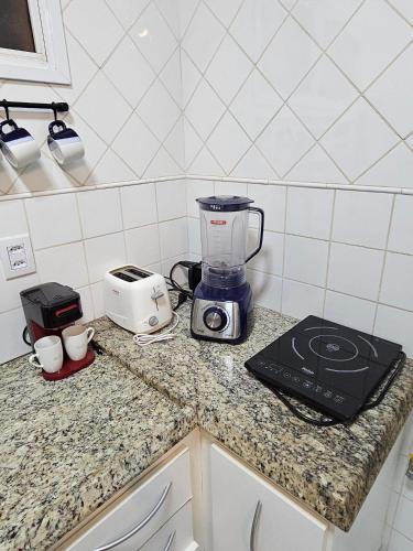 a kitchen counter with a blender on a counter top at Edifício Belluno in Ribeirão Preto