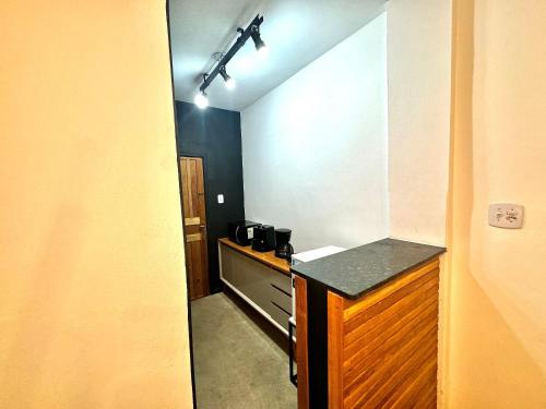 a small kitchen with a counter in a room at Estúdio no centro de Friburgo in Nova Friburgo