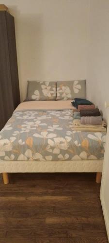 un lit avec une couette dessus dans une chambre dans l'établissement Apartment with a superb view on Eiffel Tower, à Issy-les-Moulineaux