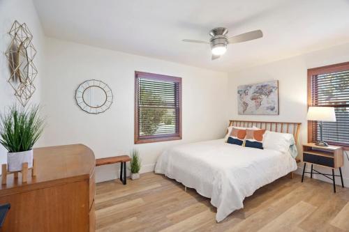 Ένα ή περισσότερα κρεβάτια σε δωμάτιο στο Coastal Palm Haven - With Hot Tub