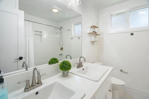 Ένα μπάνιο στο Coastal Palm Haven - With Hot Tub