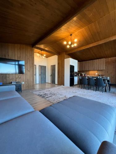 Χώρος καθιστικού στο BiYik Sky Ski Base Retreat