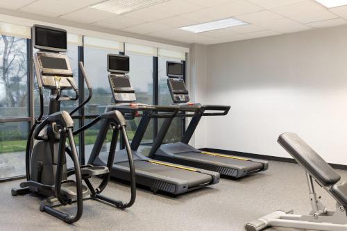 a gym with treadmills and elliptical machines at Courtyard by Marriott Ontario Rancho Cucamonga in Rancho Cucamonga