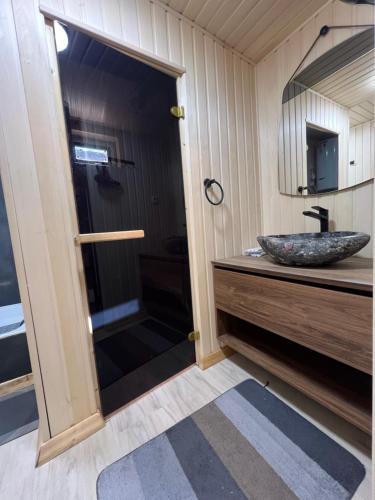 Ένα μπάνιο στο BiYik Sky Ski Base Retreat