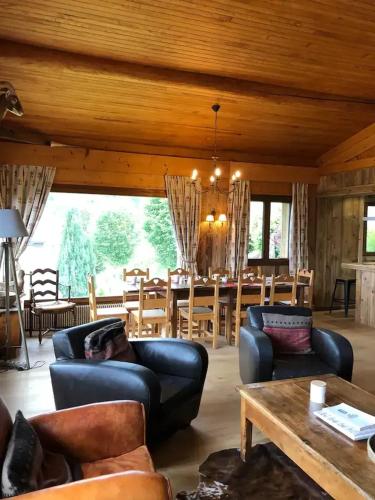 - un homme sur un canapé dans le salon dans l'établissement Chalet spacieux à Cordon 180 m² avec vue montagne, à Cordon