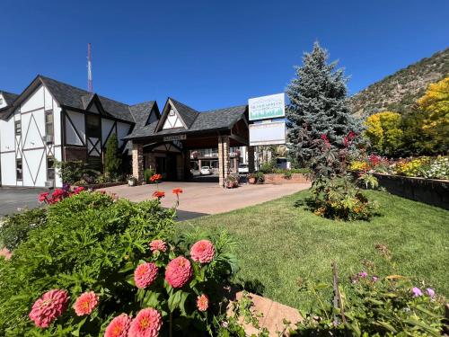 Κήπος έξω από το Silver Spruce Inn