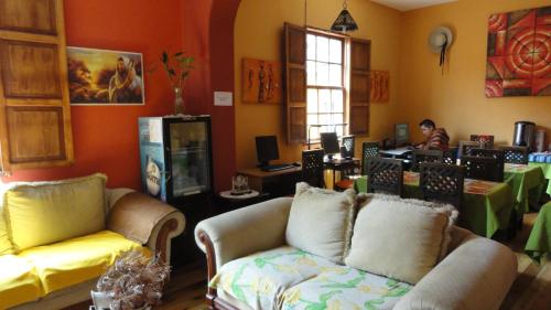 Een zitgedeelte bij Hostal del Piamonte