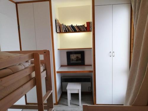 une chambre avec un bureau et un lit et un bureau dans l'établissement Résidence Les Gentianes - Résidence LES GENTIANES N°F18 MAE-4741, à La Plagne Tarentaise