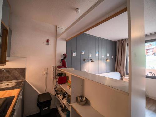 - une petite cuisine avec un lit dans une chambre dans l'établissement Résidence Camarine G - CAMARINE 24 MAE-7111, à Valmorel