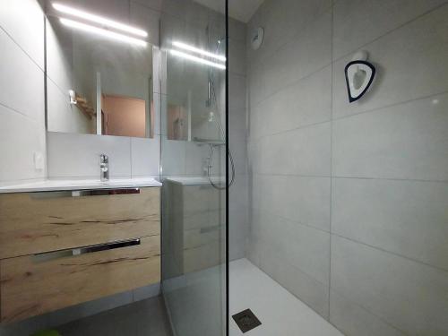 une salle de bain avec douche et lavabo dans l'établissement Résidence Camarine G - CAMARINE 24 MAE-7111, à Valmorel