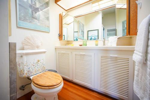 Et badeværelse på Ocean and Skyline Views Honolulu Retreat