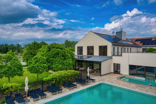 Bazén v ubytování Tisza Balneum Hotel nebo v jeho okolí