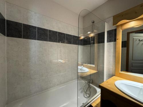 une salle de bain avec une douche, une baignoire et un lavabo dans l'établissement Résidence Les Hauts De Preclaux - Logement 6 personnes en rez-de-pistes MAE-5161, aux Orres